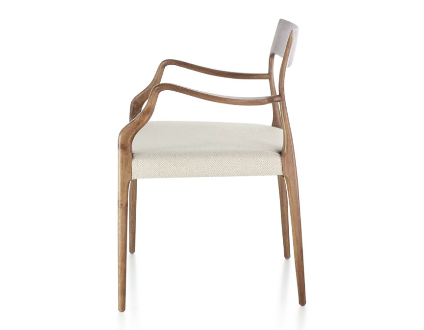 Chaise scandivave avec accoudoirs bois teinte noyer assise tissu chevron beige