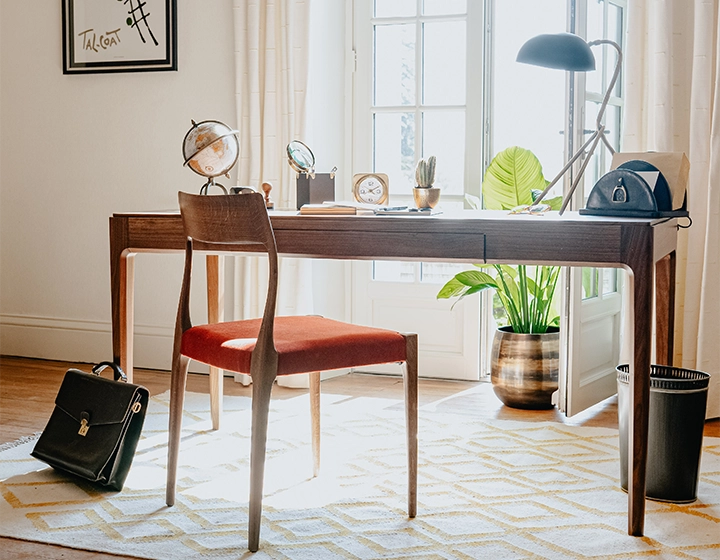 Bureau design en noyer teinte naturelle L150 cm Bureau design en noyer teinte naturelle L150 cm