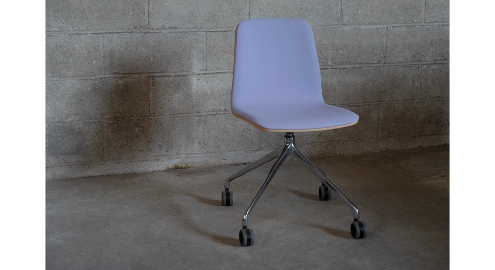 Office chair with 5 branches dossier bois teinte naturelle assise en tissu mauve