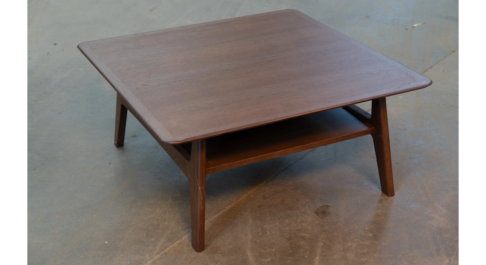 Table basse carrée en chêne teinte marron foncé 100x100 cm 100x100 cm Table basse carrée en chêne teinte marron foncé 100x100 cm 100x100 cm