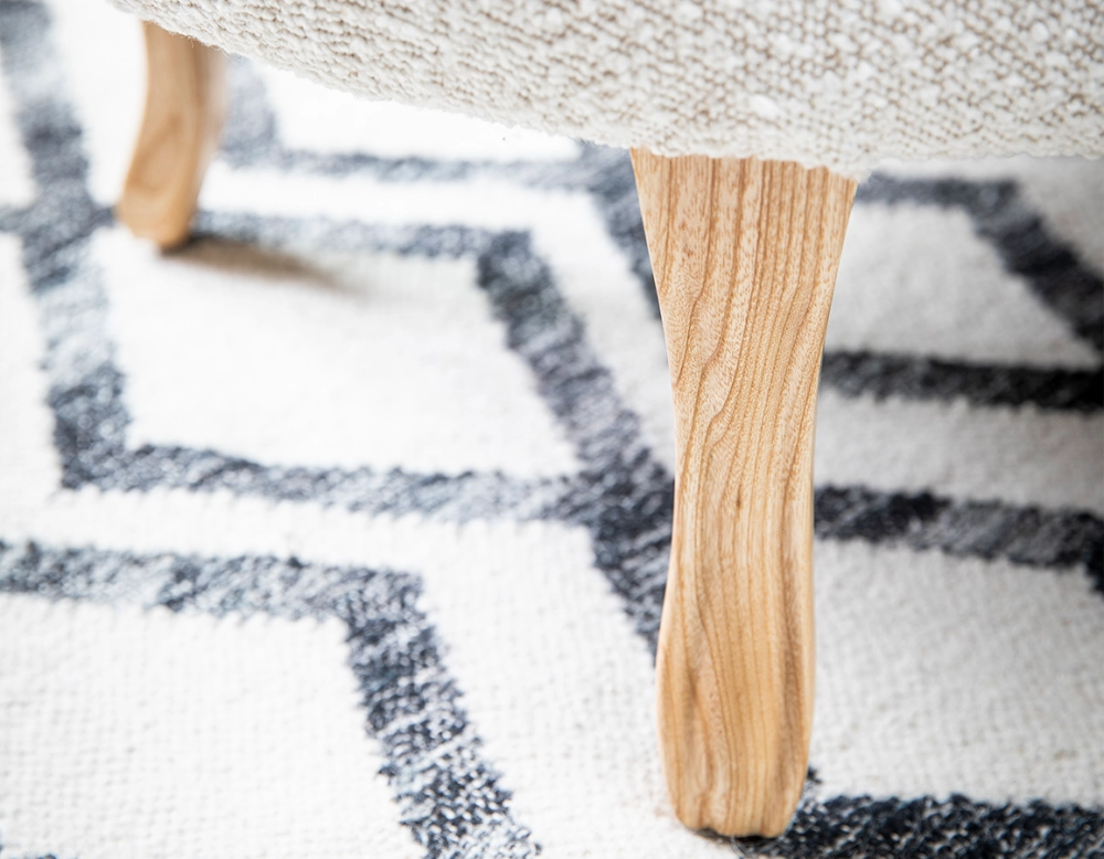 Fauteuil crapaud sans accoudoirs pieds bois teinte naturelle et tissu bouclé blanc Fauteuil crapaud sans accoudoirs pieds bois teinte naturelle et tissu bouclé blanc