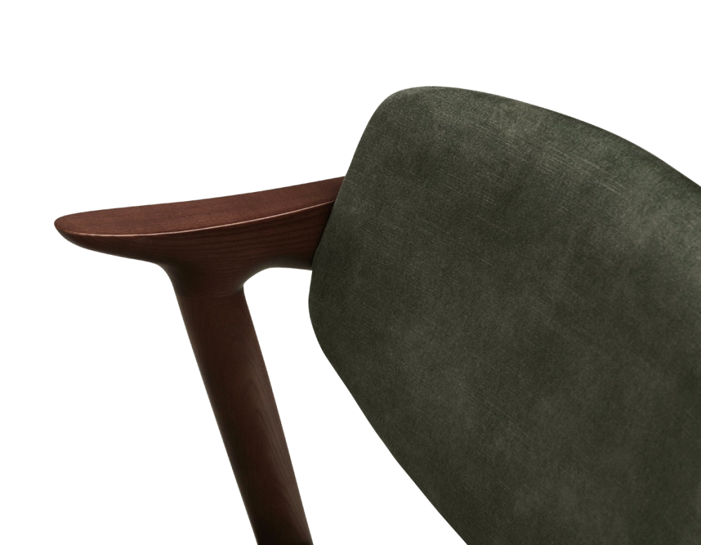Chaise scandinave bois teinte noyer assise tissu velours vert forêt Chaise scandinave bois teinte noyer assise tissu velours vert forêt