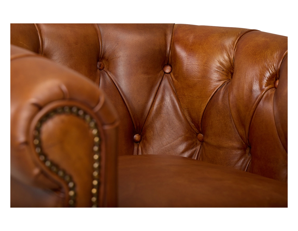 Fauteuil chesterfield cuir marron clair accoudoirs cloutés Fauteuil chesterfield cuir marron clair accoudoirs cloutés