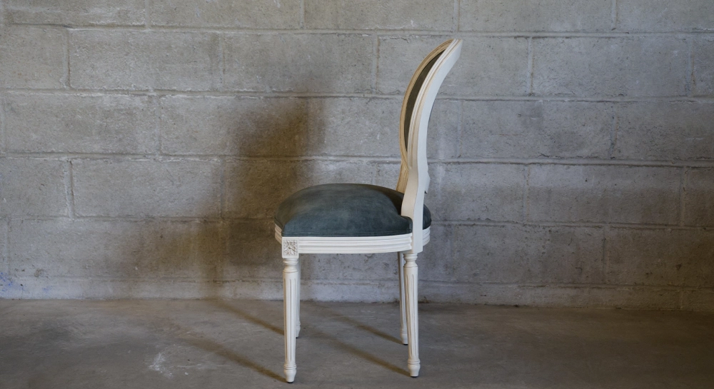 Chaise ancienne style Louis XVI bois teinte cérusée blanche et tissu gris bleu