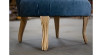 Fauteuil crapaud sans accoudoirs pieds bois teinte naturelle et tissu velours bleu pétrole Fauteuil crapaud sans accoudoirs pieds bois teinte naturelle et tissu velours bleu pétrole