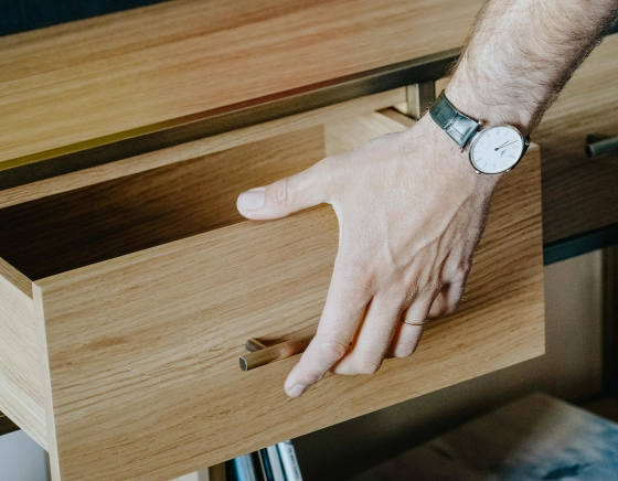 Console design frêne teinte naturelle et métal patine laiton