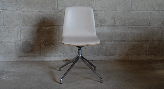 Office chair with 5 branches dossier bois teinte naturelle assise cuir gris clair