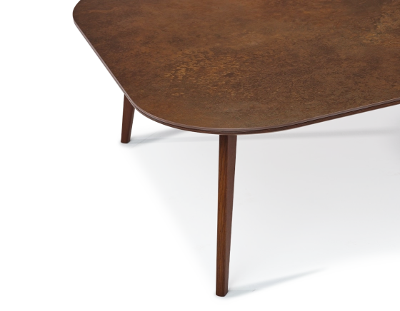 Table basse carré aux angles arrondis F2 en chêne et céramique bois teinte marron foncé plateau céramique brun oxydé 110x110x40 cm
