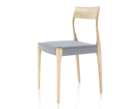 Chaise scandinave bois teinte naturelle assise tissu chevron bleu Chaise scandinave bois teinte naturelle assise tissu chevron bleu