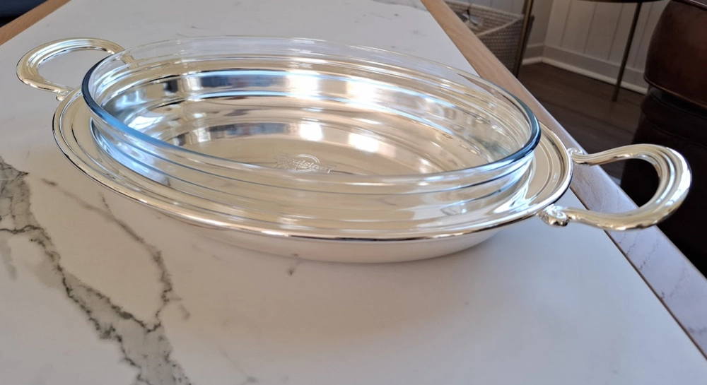 Plat ovale en pyrex avec support en métal argenté Plat ovale en pyrex avec support en métal argenté