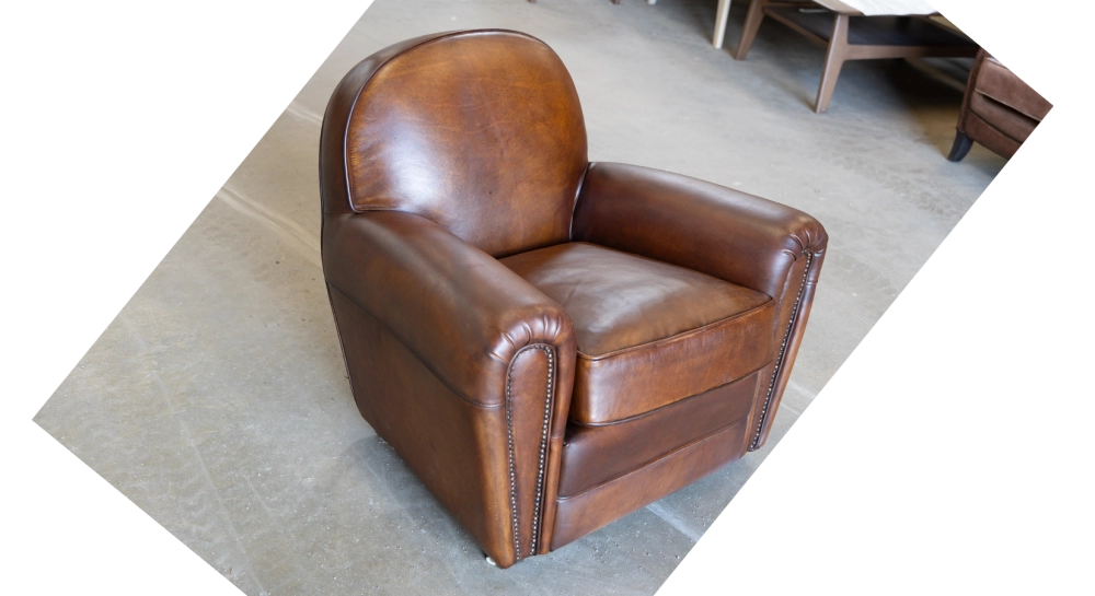 Fauteuil club cuir marron vintage accoudoirs cloutés Fauteuil club cuir marron vintage accoudoirs cloutés