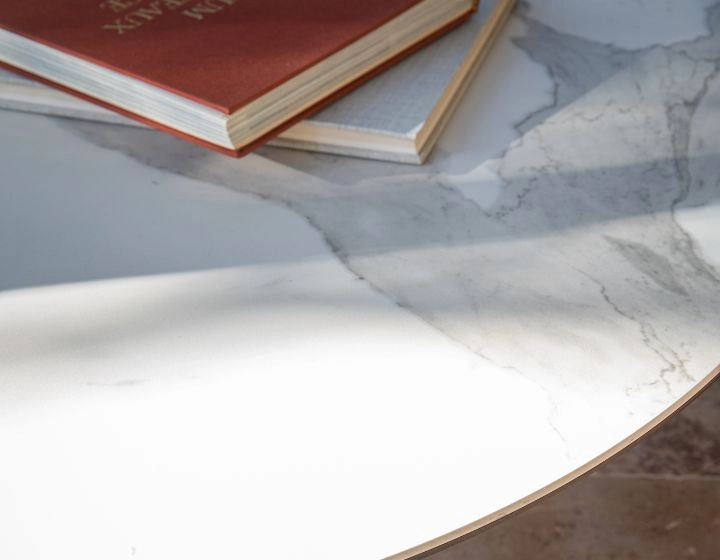 Round coffee table in oak and ceramic with dark brown stained wood white marble effect ceramic top 140 cm Round coffee table in oak and ceramic with dark brown stained wood white marble effect ceramic top 140 cm