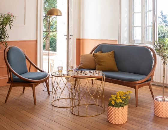 Fauteuil scandinave bois teinte merisier et tissu bleu océan