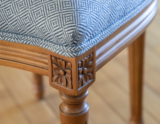 Chaise ancienne style Louis XVI bois teinte ancienne et tissu chevron bleu