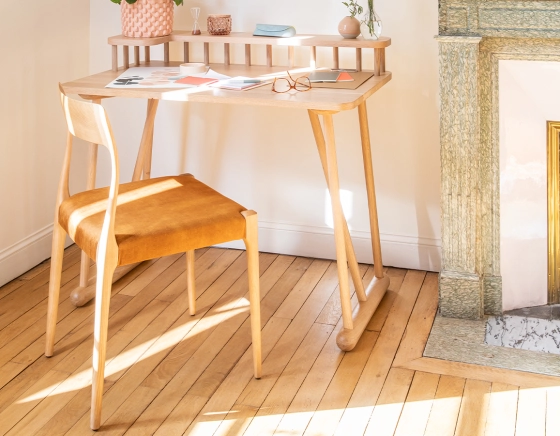 Chaise scandinave bois teinte naturelle assise tissu velours bronze