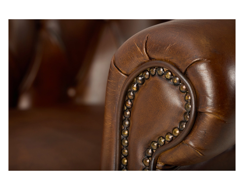 Fauteuil chesterfield cuir marron vintage accoudoirs cloutés Fauteuil chesterfield cuir marron vintage accoudoirs cloutés