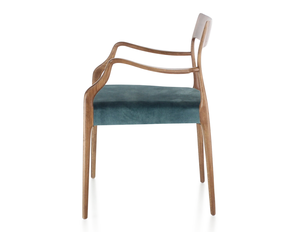 Chaise scandinave avec accoudoirs bois teinte noyer assise tissu velours bleu pétrole Chaise scandinave avec accoudoirs bois teinte noyer assise tissu velours bleu pétrole