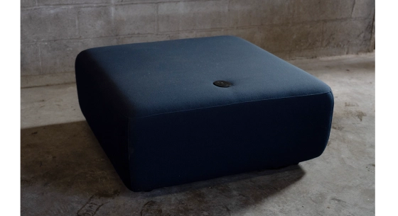 Pouf en tissu bleu nuit