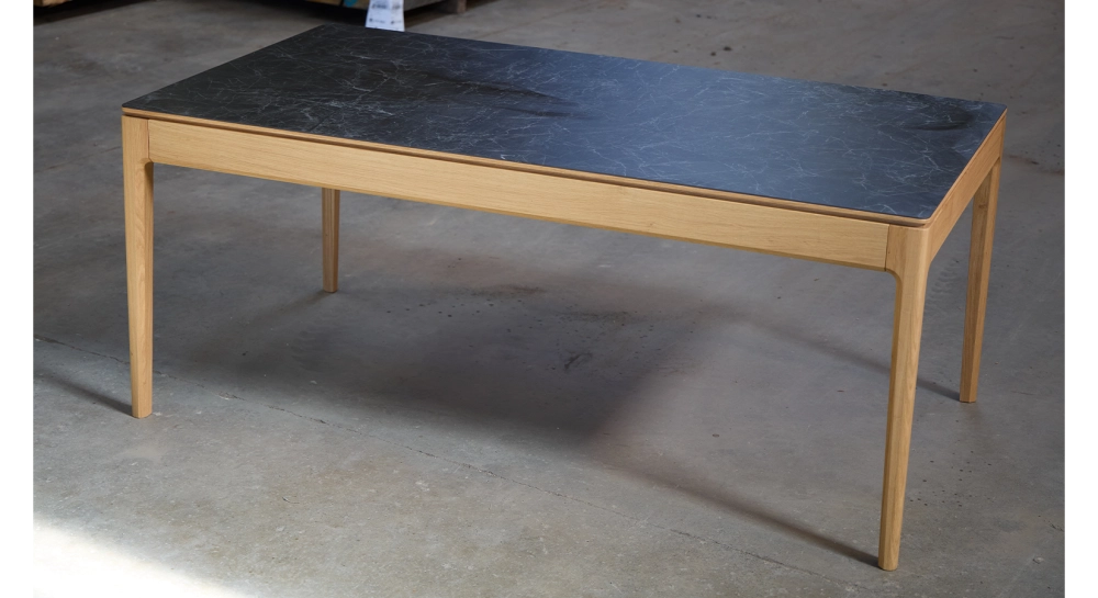 Table salle à manger 6 à 8 personnes en chêne et céramique avec bois teinte naturelle et plateau céramique effet ardoise 180x100 cm Table salle à manger 6 à 8 personnes en chêne et céramique avec bois teinte naturelle et plateau céramique effet ardoise 180x100 cm