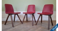 Lot de 3 chaises design chêne teinte foncée et cuir de vachette bordeaux Lot de 3 chaises design chêne teinte foncée et cuir de vachette bordeaux