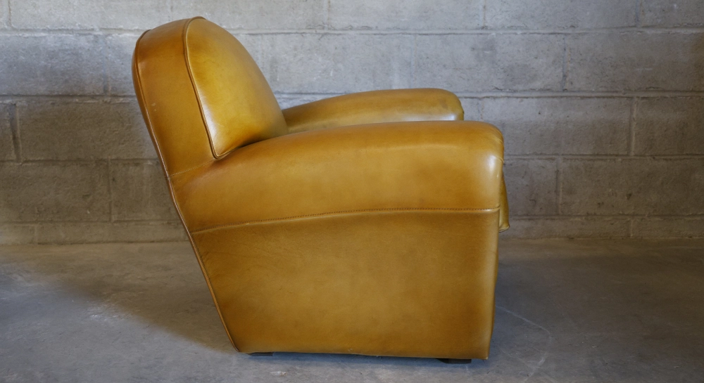 Sillón club de piel cognac reposabrazos con tachuelas
