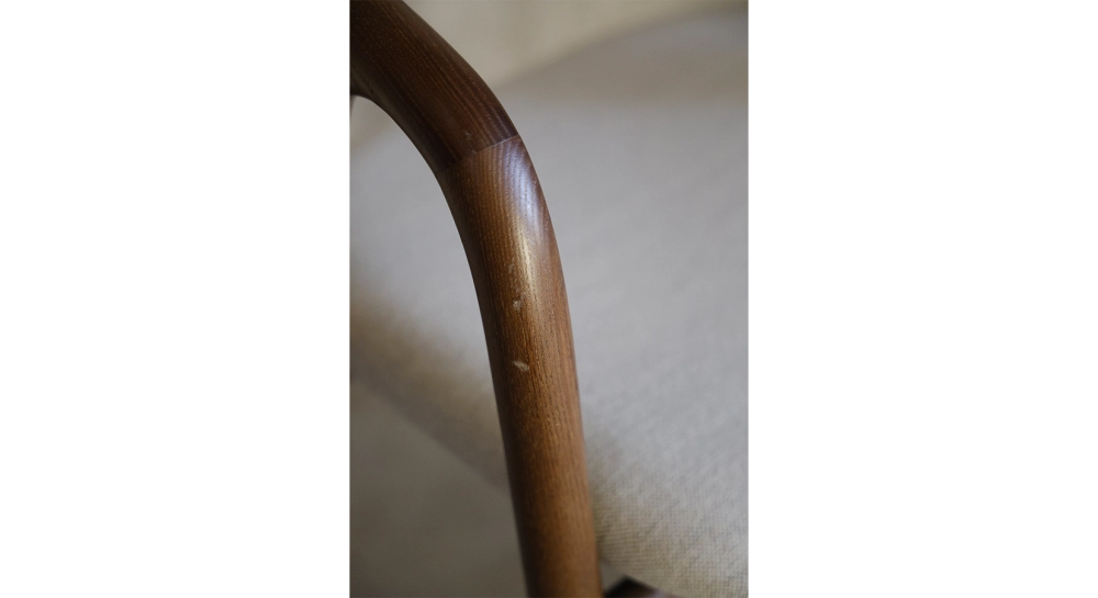 Scandinavian chair bois teinte marron foncé assise tissu beige naturel