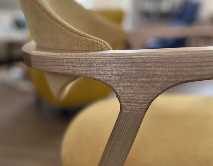 Chaise design avec accoudoirs bois teinte naturelle et tissu jaune Chaise design avec accoudoirs bois teinte naturelle et tissu jaune