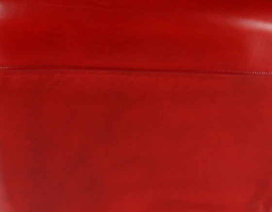 Fauteuil Chesterfield cuir rouge accoudoirs cloutés
