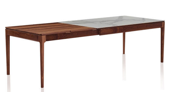 Table extensible 8 à 14 personnes en noyer et céramique allonges bois avec bois teinte naturelle et plateau céramique effet marbre blanc 210x100 cm
