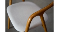 Chaise scandinave bois teinte merisier assise tissu beige naturel Chaise scandinave bois teinte merisier assise tissu beige naturel