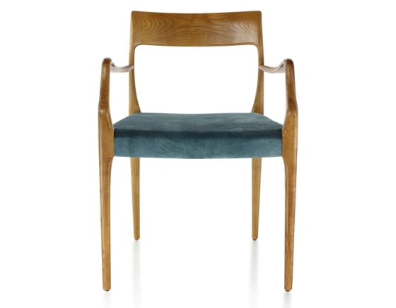 Chaise scandinave avec accoudoirs bois teinte merisier assise tissu velours bleu pétrole