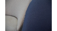Lot de 2 fauteuils crapaud sans accoudoirs pieds bois teinte noyer et tissu bleu uni et chevron bleu Lot de 2 fauteuils crapaud sans accoudoirs pieds bois teinte noyer et tissu bleu uni et chevron bleu
