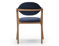 Chaise design avec accoudoirs bois teinte naturelle et tissu bleu océan Chaise design avec accoudoirs bois teinte naturelle et tissu bleu océan