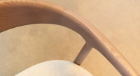 Chaise scandinave bois teinte noyer assise tissu beige Chaise scandinave bois teinte noyer assise tissu beige