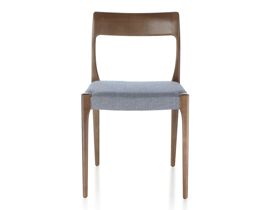 Chaise scandivave bois teinte marron foncé assise tissu chevron bleu