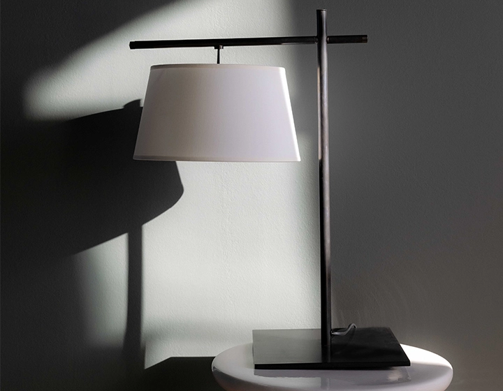 Lampe a poser équerre noire abat jour ivoire Lampe a poser équerre noire abat jour ivoire