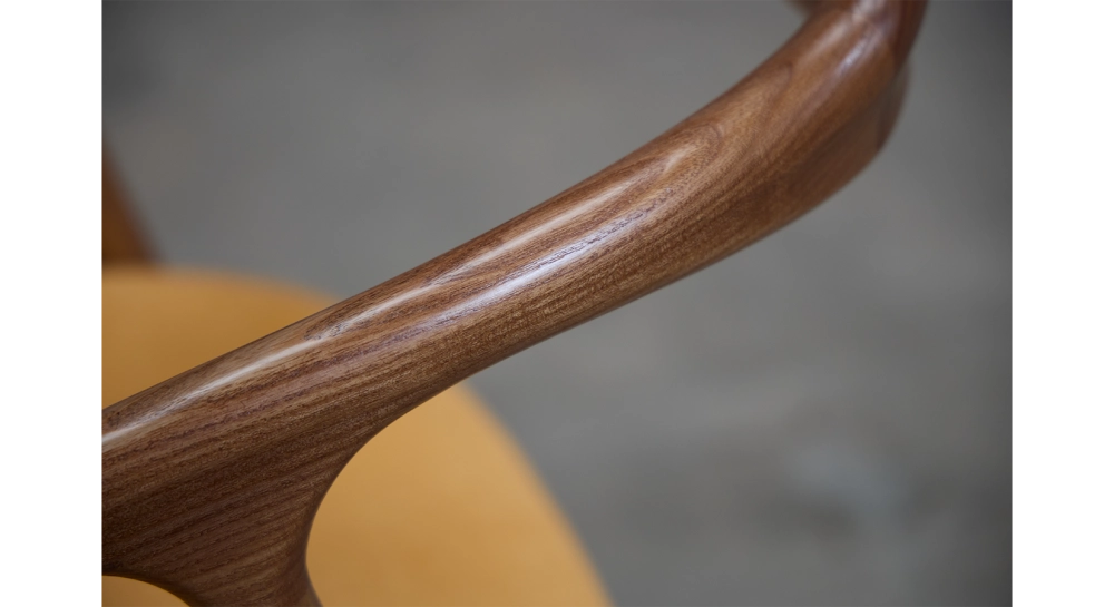 Chaise scandinave bois teinte noyer assise tissu orange clair Chaise scandinave bois teinte noyer assise tissu orange clair