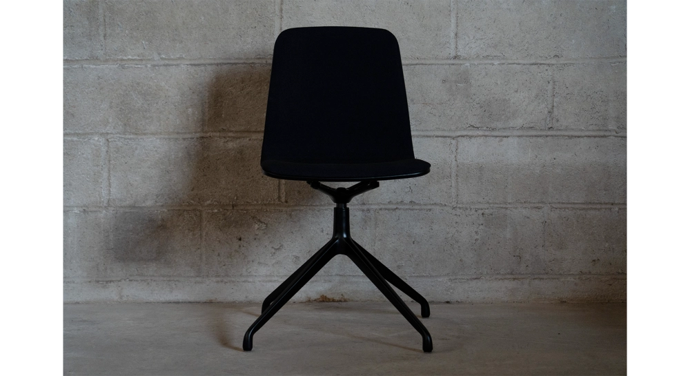 Silla de oficina sin ruedas respaldo de madera tinte negro intenso asiento tejido negro