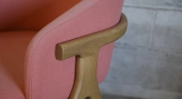 Chaise design en frêne bois teinte naturelle assise tissu en laine bouillie rose