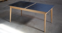 Table extensible 8 à 10 personnes en chêne et céramique allonges bois avec bois teinte naturelle et plateau céramique effet ardoise 160x90 cm Table extensible 8 à 10 personnes en chêne et céramique allonges bois avec bois teinte naturelle et plateau céramique effet ardoise 160x90 cm