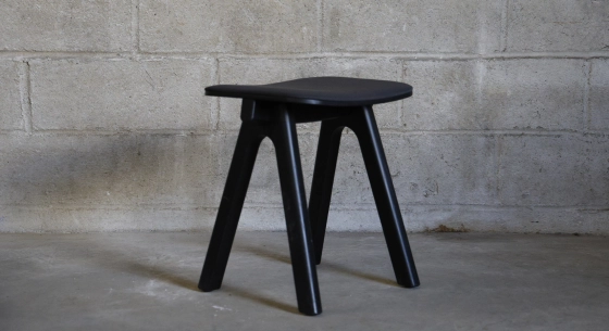 Tabouret en chêne tapissé H45 cm bois teinte noire assise tissu noir