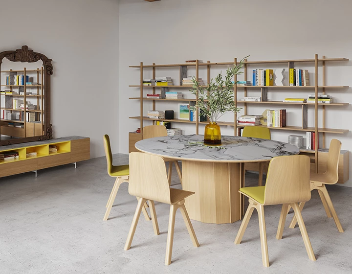 Table salle à manger ronde en chêne et céramique 6 à 8 personnes avec bois teinte naturelle et plateau céramique effet marbre blanc 120 cm