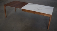 Table extensible 6 à 12 personnes en noyer et céramique allonges bois avec bois teinte naturelle et plateau céramique effet marbre blanc 140x100 cm Table extensible 6 à 12 personnes en noyer et céramique allonges bois avec bois teinte naturelle et plateau céramique effet marbre blanc 140x100 cm