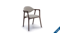 Chaise design avec accoudoirs en chêne bois teinte foncée et tissu gris Chaise design avec accoudoirs en chêne bois teinte foncée et tissu gris
