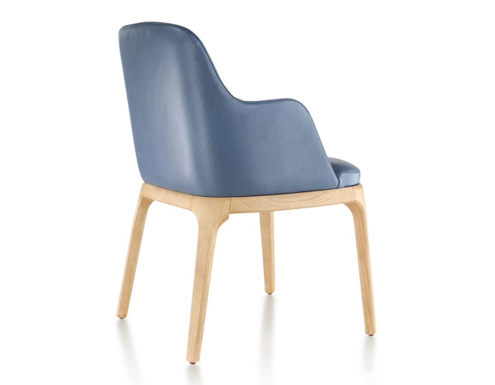 Chaise design avec accoudoirs bois teinte naturelle et cuir bleu orage Chaise design avec accoudoirs bois teinte naturelle et cuir bleu orage