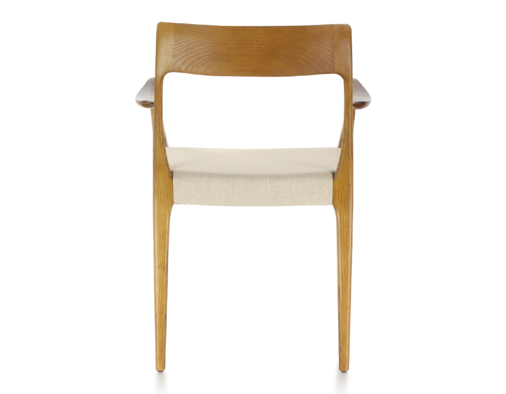 Chaise scandinave avec accoudoirs bois teinte merisier assise tissu camel Chaise scandinave avec accoudoirs bois teinte merisier assise tissu camel