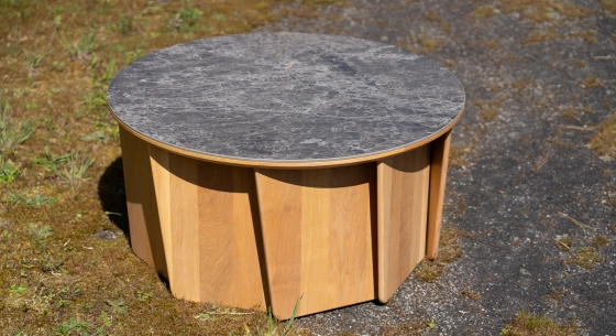 Round coffee table in oak and ceramic with natural wood finish and grey marble-effect ceramic top.