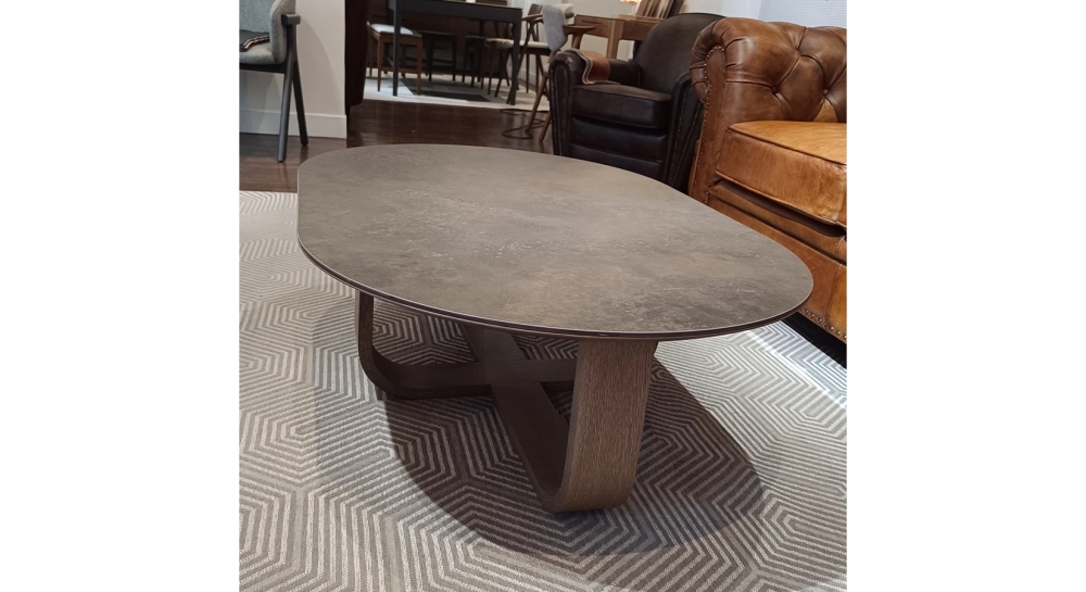 Table basse ovale en chêne et céramique avec bois teinte vintage plateau céramique effet brun oxydé 120x80 cm