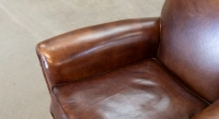 Fauteuil club cuir marron foncé accoudoirs cloutés Fauteuil club cuir marron foncé accoudoirs cloutés
