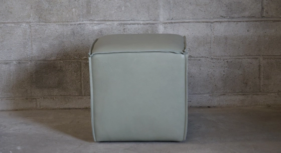 Pouf cuir de vachette vert sauge